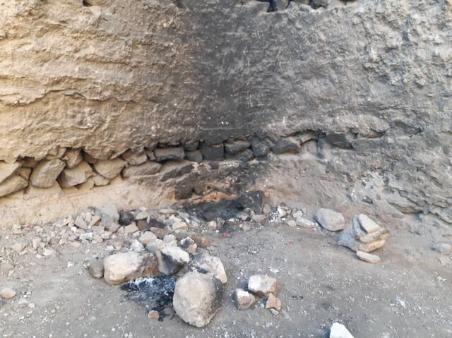 باقی مانده‌ای از حضور افراد بی‌خانمان و معتاد در کنار سازه‌های دژ